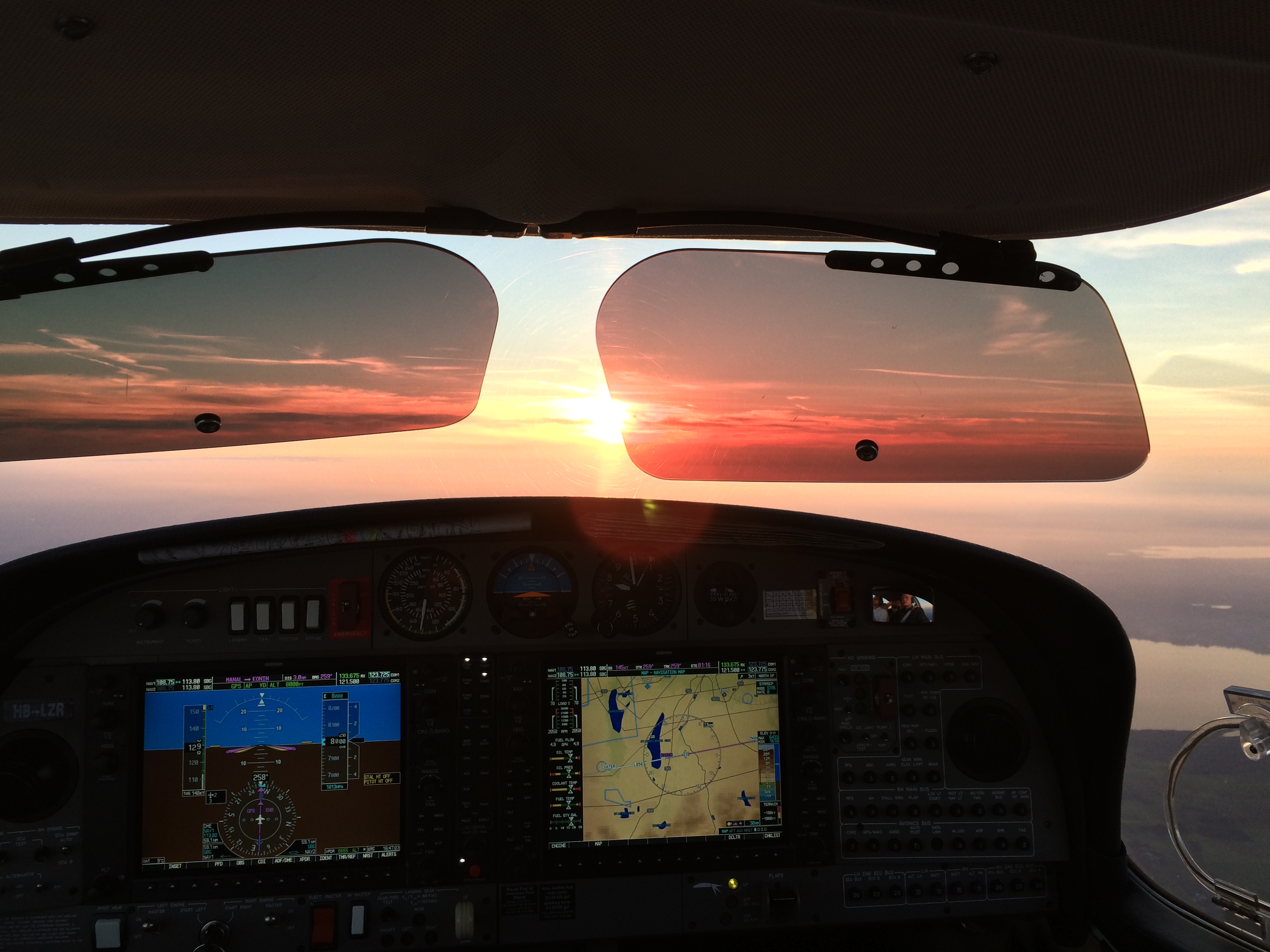 Sonnenuntergang Cockpit DA42